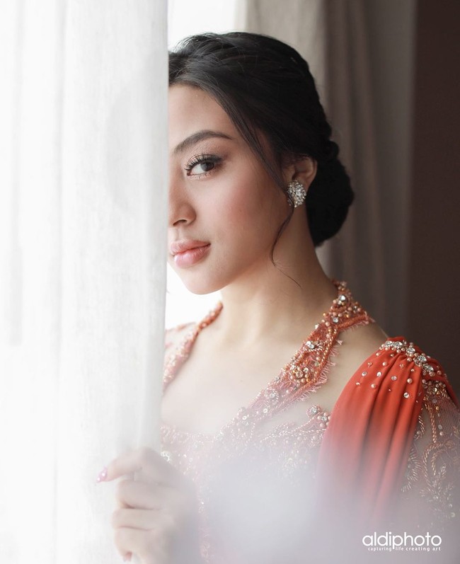 Pemain sinetron Manusia Harimau dan film Meet Me After Sunset tersebut juga merupakan penyanyi yang pernah merilis sejumlah single. Foto: Instagram @aldiphoto