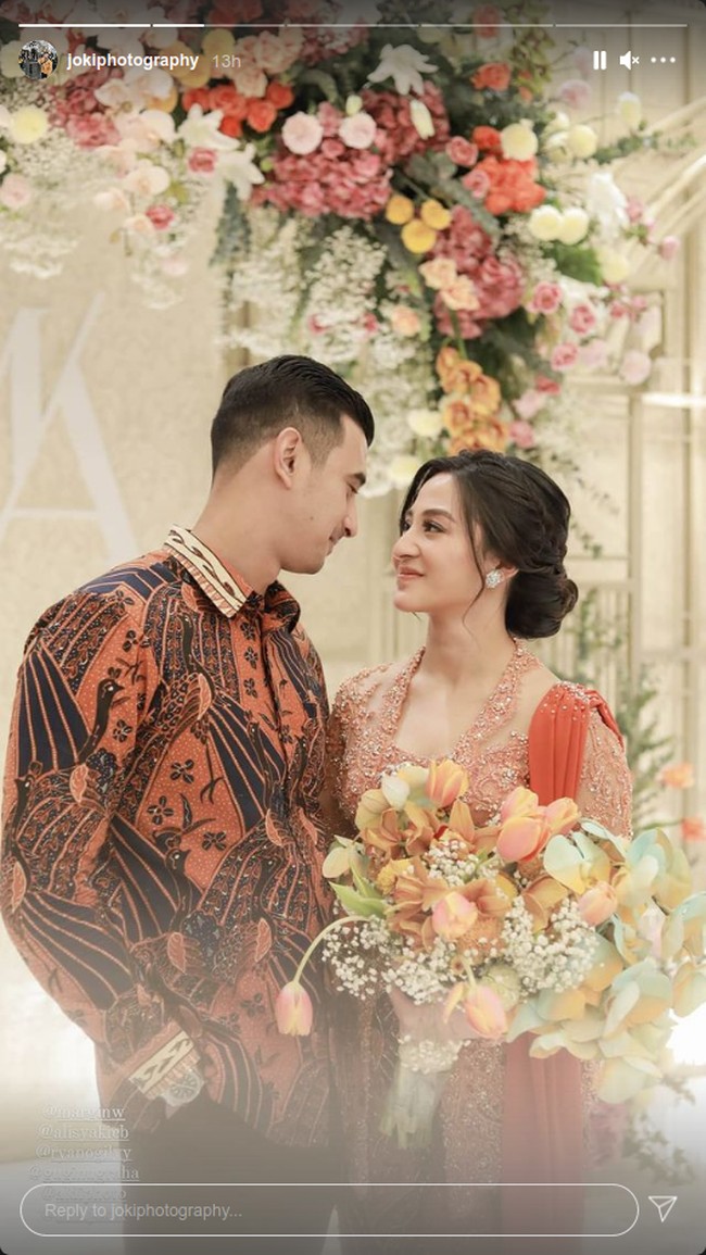 Begini potret kemesraan Ali Syakieb dan Margin Wieheerm di hari lamaran mereka. Foto: Instagram @jokiphotography
