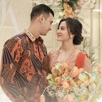 Begini potret kemesraan Ali Syakieb dan Margin Wieheerm di hari lamaran mereka. Foto: Instagram @jokiphotography