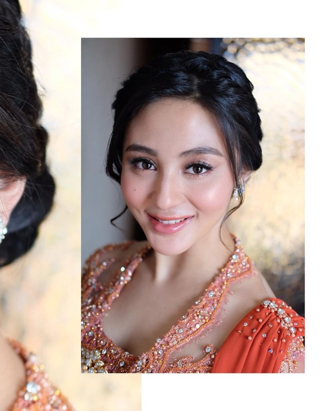 Memilih warna-warna lembut untuk acara lamaran Margin Wieheerm dan Ali Syakieb, wanita yang dikenal sebagai aktris ini terlihat segar. Foto: Instagram @ryanogilvy