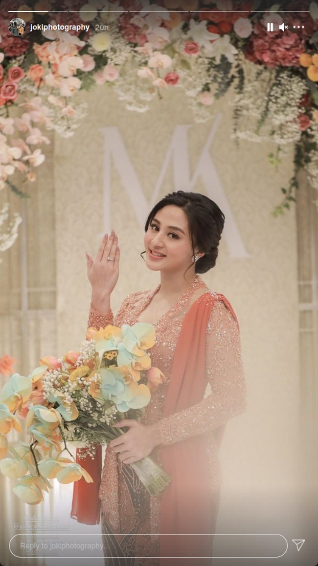 Dalam berbagai unggahan, Margin Wieheerm menggunakan kebaya kutu baru berhias brokat dan manik-manik gemerlapan yang dipadukan dengan aksen selendang sehingga tampak semakin elegan. Foto: Instagram @jokiphotography