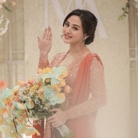 Dalam berbagai unggahan, Margin Wieheerm menggunakan kebaya kutu baru berhias brokat dan manik-manik gemerlapan yang dipadukan dengan aksen selendang sehingga tampak semakin elegan. Foto: Instagram @jokiphotography