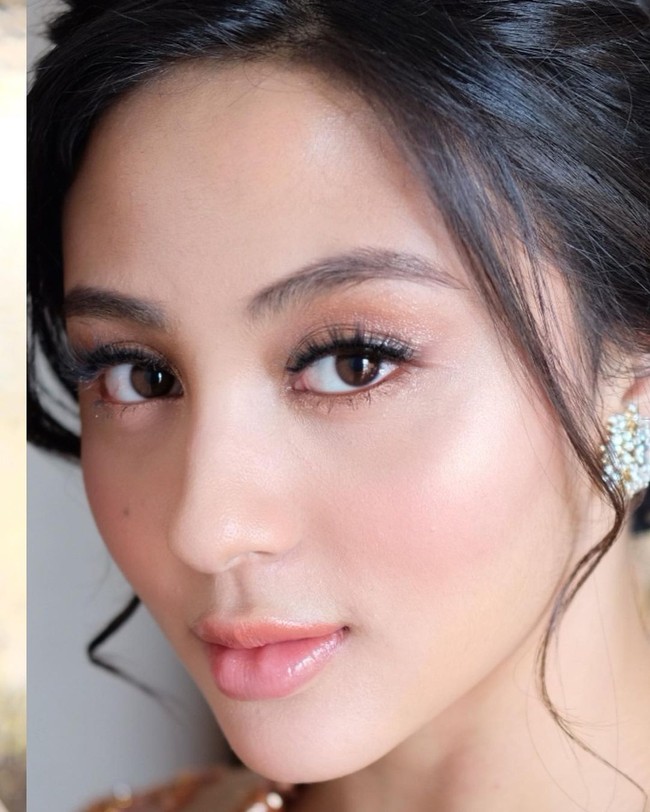 Bisa dilihat jika makeup Margin di hari lamarannya tampak flawless tapi sederhana di waktu yang sama. Sapuan warna peach dan pink muda terlihat mendominasi riasannya. Foto: Instagram @ryanogilvy