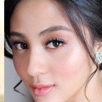 Bisa dilihat jika makeup Margin di hari lamarannya tampak flawless tapi sederhana di waktu yang sama. Sapuan warna peach dan pink muda terlihat mendominasi riasannya. Foto: Instagram @ryanogilvy