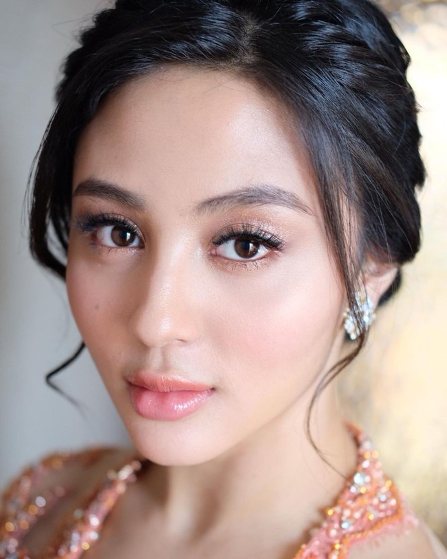 Alie Syakieb melamar Margin Wieheerm kemarin. Proses lamaran pasangan selebriti yang beda usia 13 tahun ini pun menjadi perbincangan. Selain momen romantis mereka, penampilan cantik Margin saat bersanggul dan berkebaya pun jadi perhatian. Foto: Instagram @ryanogilvy