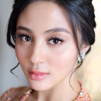 Alie Syakieb melamar Margin Wieheerm kemarin. Proses lamaran pasangan selebriti yang beda usia 13 tahun ini pun menjadi perbincangan. Selain momen romantis mereka, penampilan cantik Margin saat bersanggul dan berkebaya pun jadi perhatian. Foto: Instagram @ryanogilvy