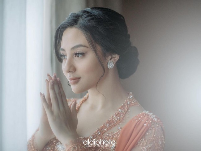 Di hari bahagianya, Margin Wieheerm memilih makeup artist kenamaan Ryan Ogilvy untuk melengkapi penampilan cantiknya. Dalam foto-foto yang diunggah Ryan, Margin terlihat menerapkan makeup nan flawless. Foto: Instagram @aldiphoto