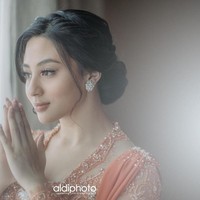 Di hari bahagianya, Margin Wieheerm memilih makeup artist kenamaan Ryan Ogilvy untuk melengkapi penampilan cantiknya. Dalam foto-foto yang diunggah Ryan, Margin terlihat menerapkan makeup nan flawless. Foto: Instagram @aldiphoto