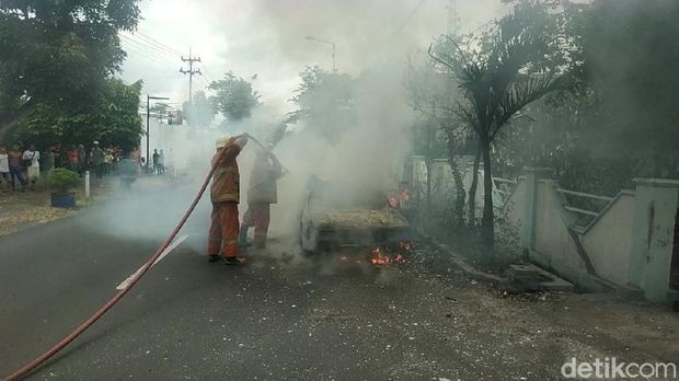 mobil terbakar