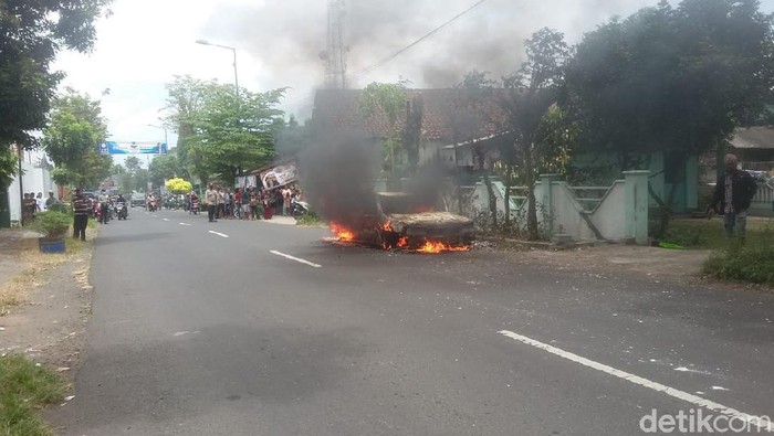 mobil terbakar