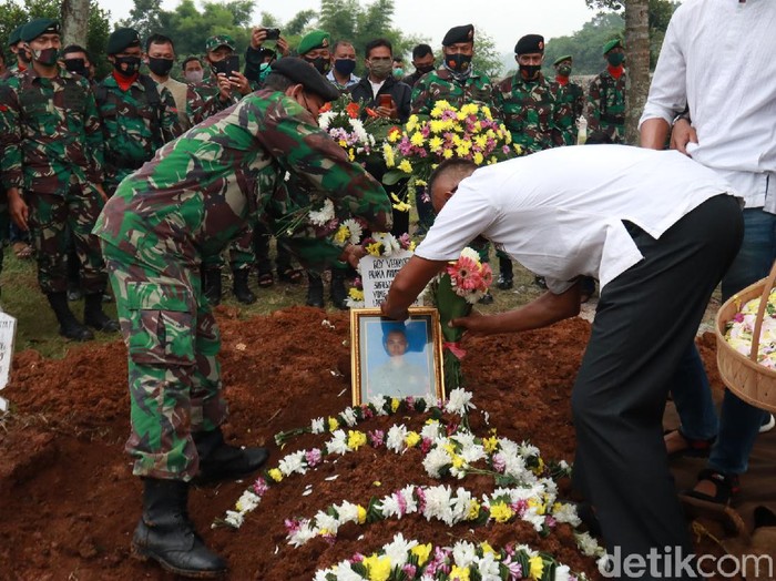 Momen haru pemakaman Praka Anumerta Roy Vebrianto di TMP Cikutra