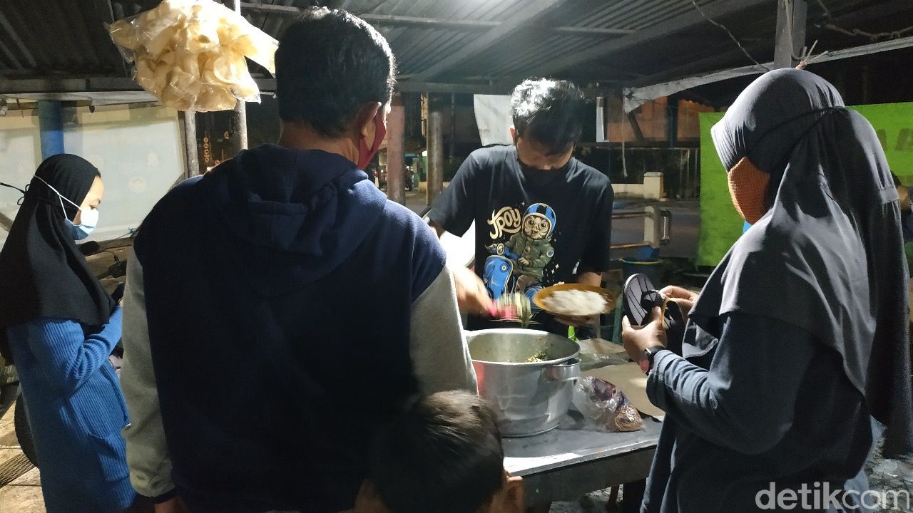 Pedas Nikmat! Sayur Babat dan Ikan Laut Buatan Warung Sego Gobyos Pacitan