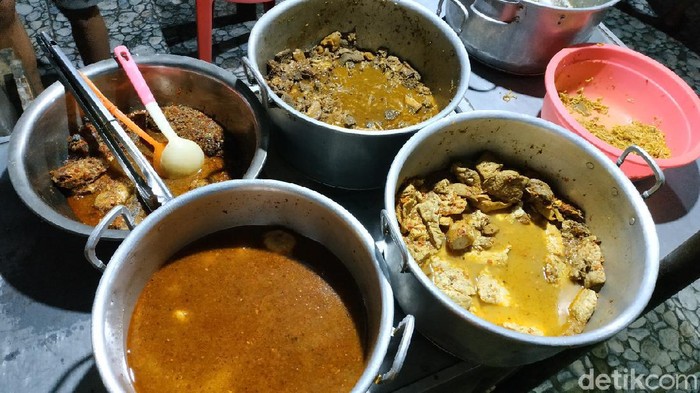 Pedas Nikmat! Sayur Babat dan Ikan Laut Buatan Warung Sego Gobyos Pacitan