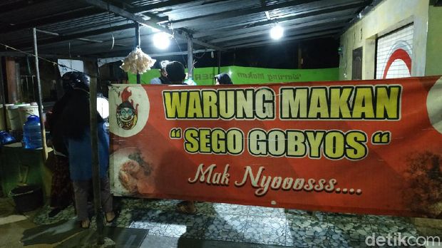 Pedas Nikmat! Sayur Babat dan Ikan Laut Buatan Warung Sego Gobyos Pacitan