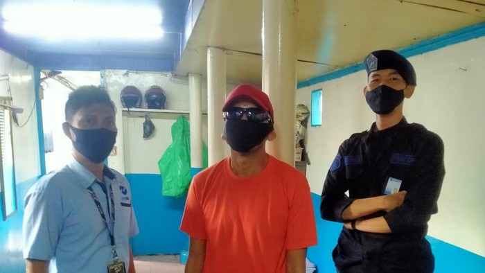 Pelaku pencurian hand sanitizer di TransJakarta (Dok Istimewa)