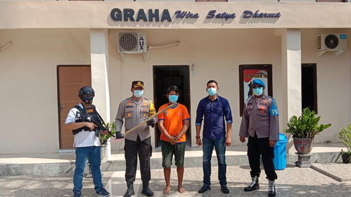 Penggali kubur di TPU Keputih, Susarmono menjadi korban penganiayaan. Ia dipukul dengan benda tumpul oleh rekannya sendiri.