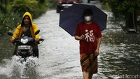 Kini warga masih berharap agar air segera surut.