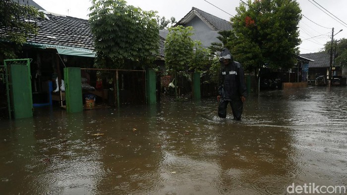Perumahan Bumi Natio Indah Bekasi Terendam Banjir Perumahan Bumi Nasio Indah, Jatiasih, Kota Bekasi, Jawa Barat, Minggu (24/01/2021), tergenang banjir. Ketinggian genangan hingga mencapai 60 cm.