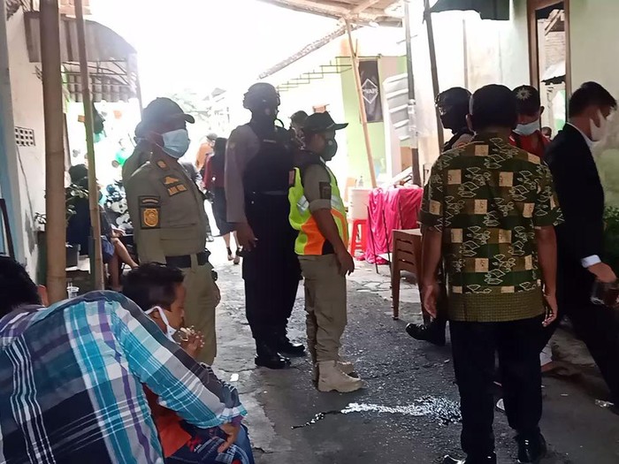 Polisi dan Satpol PP bubarkan hajatan pernikahan di Solo, Minggu (24/1/2021).