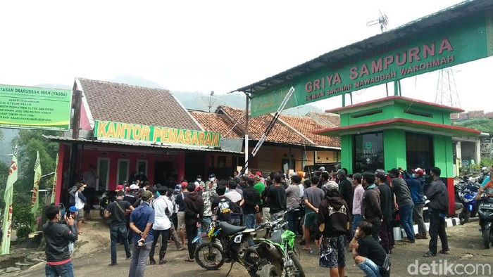 Ratusan warga menggeruduk kantor pemasaran griya sampurna Sumedang