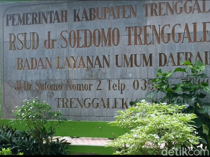 Penanganan pasien COVID-19 di RSUD dr Soedomo Trenggalek menunai kritik dari masyarakat. Sebab di ruang isolasi, penunggu pasien bebas keluar masuk tanpa alat pelindung diri (APD) yang memadai.