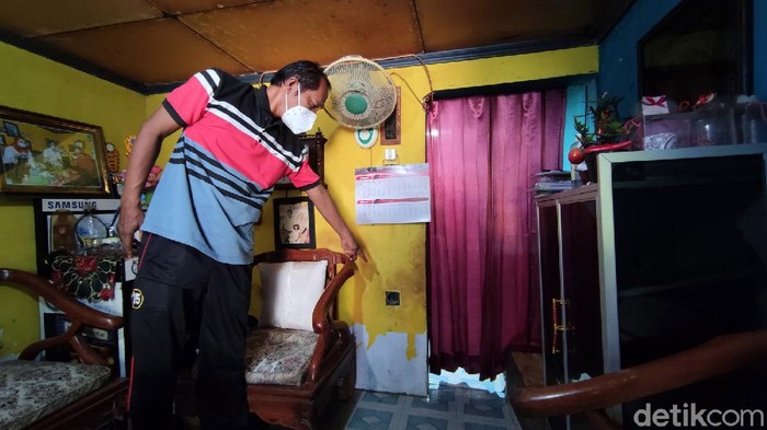 Penurunan muka tanah ditambah dengan rob di pesisir Kota Semarang, Jawa Tengah membuat banyak rumah yang permukaannya harus dinaikkan hingga lebih dari 2 meter. Sehingga rumah-rumah itu kini tampak sangat pendek dibanding rumah pada umumnya.