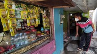 Para penghuninya harus menunduk setiap akan masuk rumah.