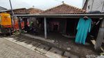 Rumah-rumah Ini Jadi Pendek Akibat Penurunan Muka Tanah