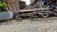 Menurut Ketua RW 15 Kampung Tambaklorok, Slamet Haryanto, ada beberapa dugaan penyebab makin tenggelamnya daerah pesisir itu. Selain faktor alam juga ada faktor manusia terkait pembangunan.