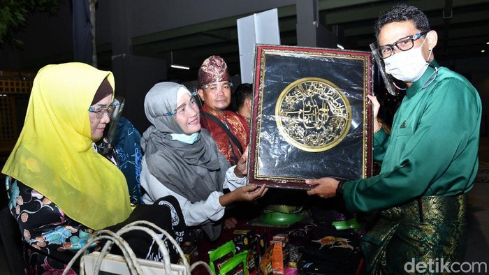 Saat Sandiaga Motivasi UMKM Batam yang Terpukul Pandemi Menteri Pariwisata dan Ekonomi Kreatif (Menparekraf) Sandiaga Uno memberikan motivasi pada usaha mikro kecil dan menengah (UMKM) dalam acara dialog pelaku usaha di Batam, Kepulauan Riau, Jumat lalu (22/1/2021). Apa katanya?
