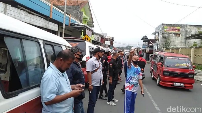 Sejumlah sopir angkot di Garut melakukan sweeping pengamen yang palak rekannya