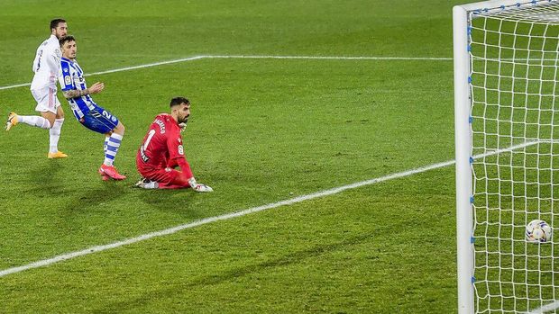 Spain Soccer La Liga Real Madrid's Eden Hazard scores his side's third goal during the Spanish La Liga soccer match between Alaves and Real Madrid at Mendizorroza stadium in Vitoria, Spain, Saturday, Jan. 23, 2021. (AP Photo/Alvaro Barrientos)