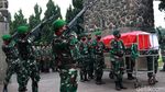 Suasana Haru Iringi Pemakaman Praka Anumerta Roy Vebrianto