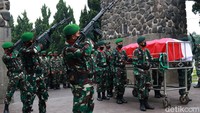 Sebelum sampai liang lahat, terdengar sekali tembakan ke atas udara sebagai bentuk penghormatan kepada Praka Anumerta Roy Vebrianto.