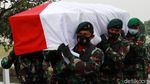 Suasana Haru Iringi Pemakaman Praka Anumerta Roy Vebrianto