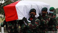 Peti berbalut bendera merah putih, langsung ditandu dari lapangan parkir melalui gerbang utama TMP Cikutra menuju liang lahat.