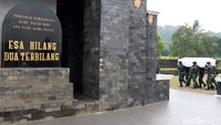 Pemakaman jenazah Praka Anumerta Roy Vebrianto dilakukan secara militer.