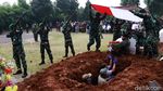 Suasana Haru Iringi Pemakaman Praka Anumerta Roy Vebrianto