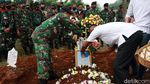 Suasana Haru Iringi Pemakaman Praka Anumerta Roy Vebrianto