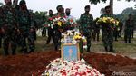 Suasana Haru Iringi Pemakaman Praka Anumerta Roy Vebrianto