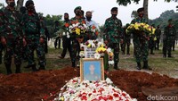 Prosesi pemakaman ini disaksikan langsung oleh seluruh kerabat dan keluarga besar Roy. 