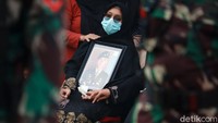 Kesedihan terlihat jelas di wajah keluarga yang ditinggalkan.