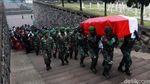 Suasana Haru Iringi Pemakaman Praka Anumerta Roy Vebrianto