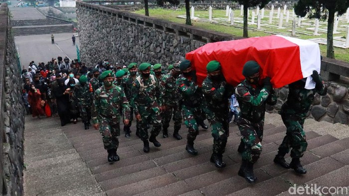 Suasana Haru Iringi Pemakaman Praka Anumerta Roy Vebrianto Jenazah Praka Anumerta Roy Vebrianto yang gugur dalam tugas operasi keamanan Satgas Pamtas RI-Papua Nugini dimakamkan di TMP Cikutra, Minggu (24/1/2021). Suasana haru iringi pemakaman tersebut.