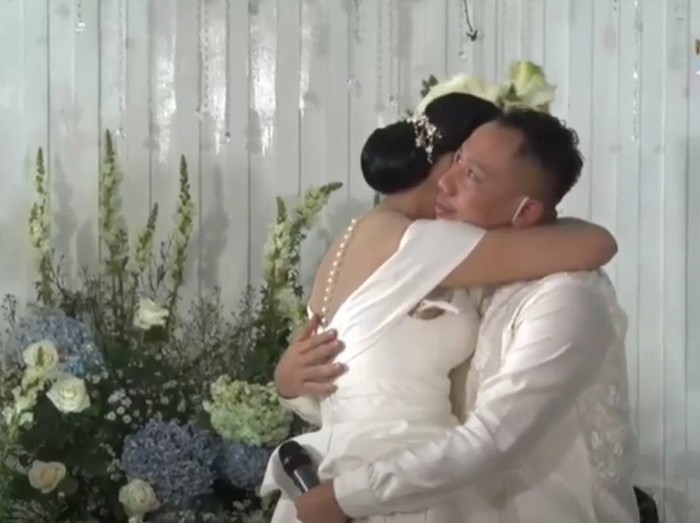 Vicky Prasetyo dan Kalina lamaran
