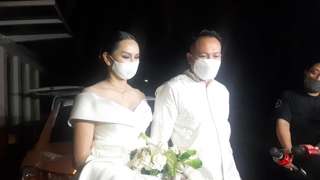 Kemesraan juga ditunjukkan saat Vicky Prasetyo dan Kalina Oktarani pemotretan prewedding dengan busana serba putih. Foto: Febriyantino/detikhot