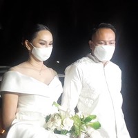 Kemesraan juga ditunjukkan saat Vicky Prasetyo dan Kalina Oktarani pemotretan prewedding dengan busana serba putih. Foto: Febriyantino/detikhot