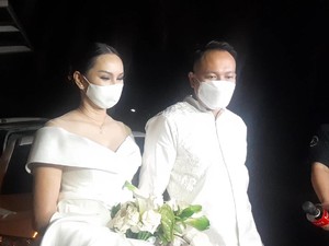 Vicky Prasetyo Resmi Melamar Kalina Oktarani Pakai Bunga