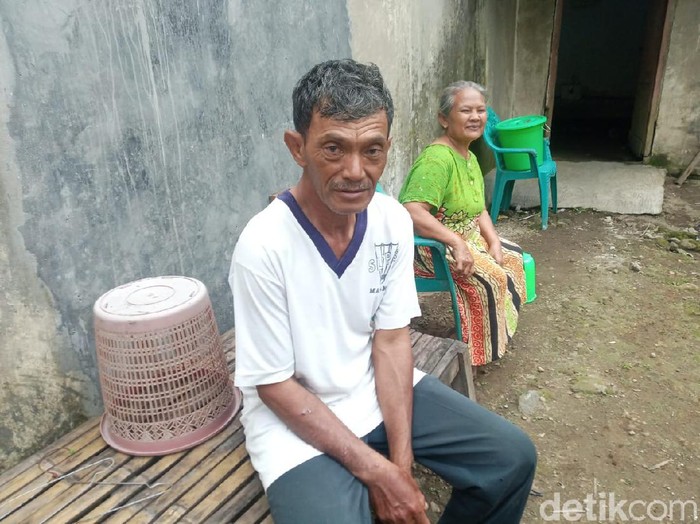 Seorang kakek penjual jamu ditipu pembelinya di Blitar. Kisahnya viral dan netizen beronasi hingga terkumpul Rp 1,4 Juta.