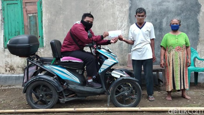 Seorang kakek penjual jamu ditipu pembelinya di Blitar. Kisahnya viral dan netizen beronasi hingga terkumpul Rp 1,4 Juta.